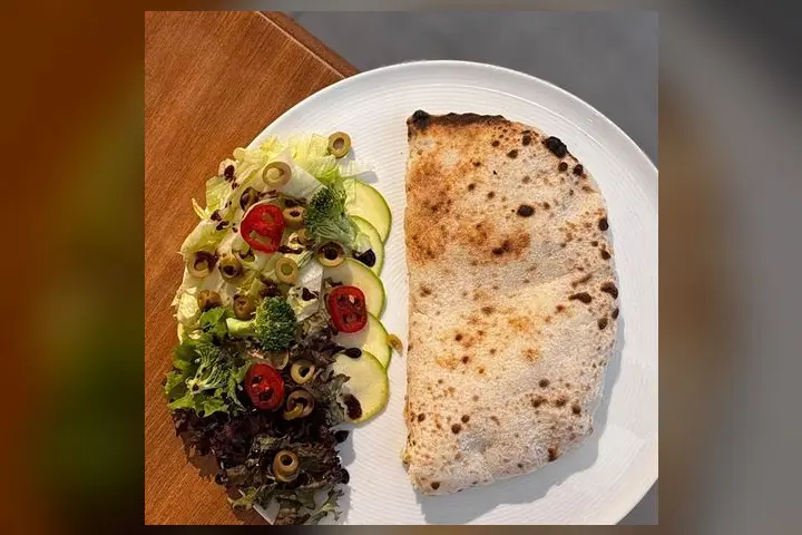 Scrambled eggs with Neapolitan bread and fresh salad