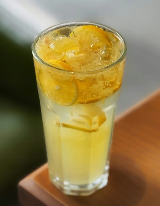 Ginger lemonade with lemon slices and ice